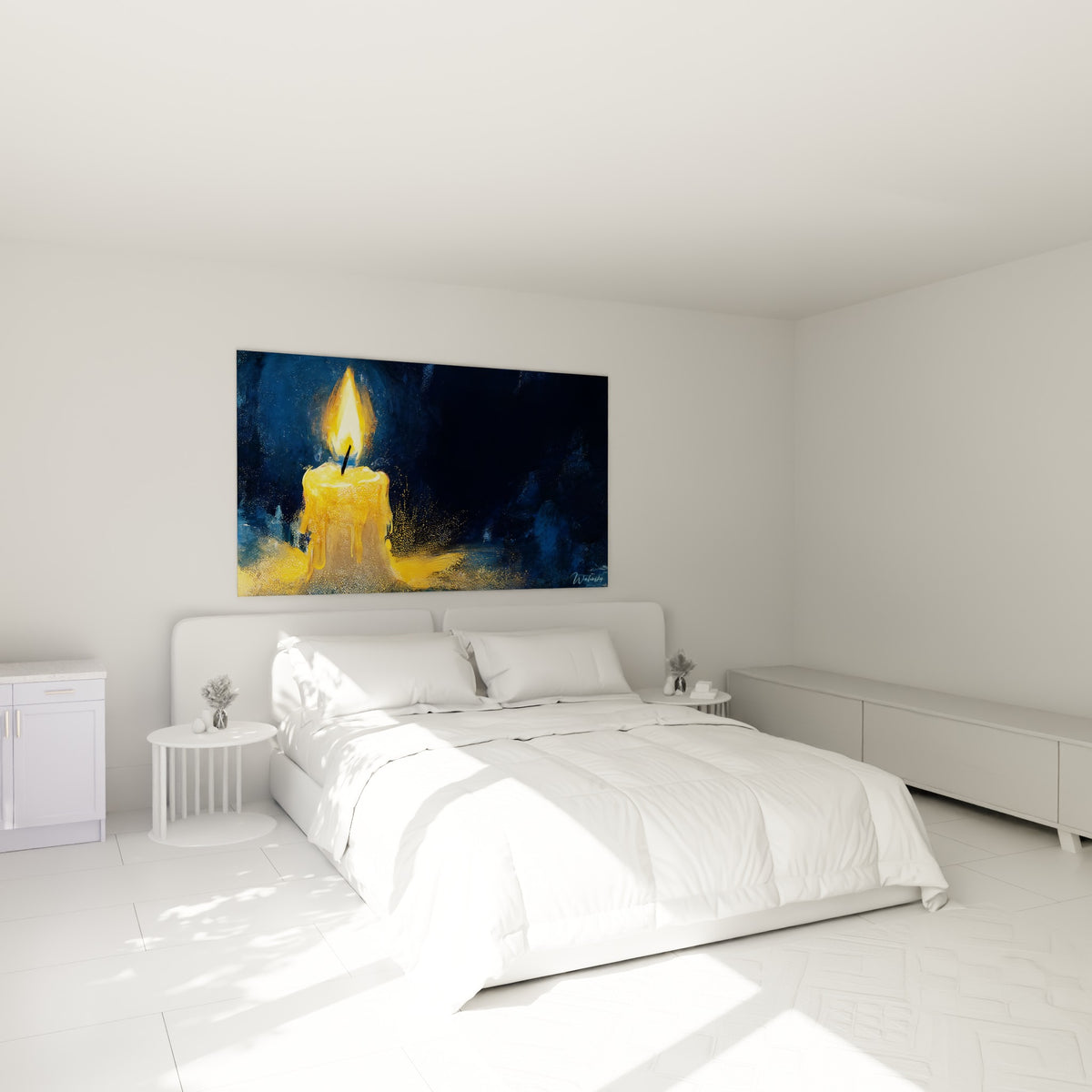 Flamme dorée et cire fondue peintes en bleu nuit, accrochées au-dessus d'un lit dans une chambre claire