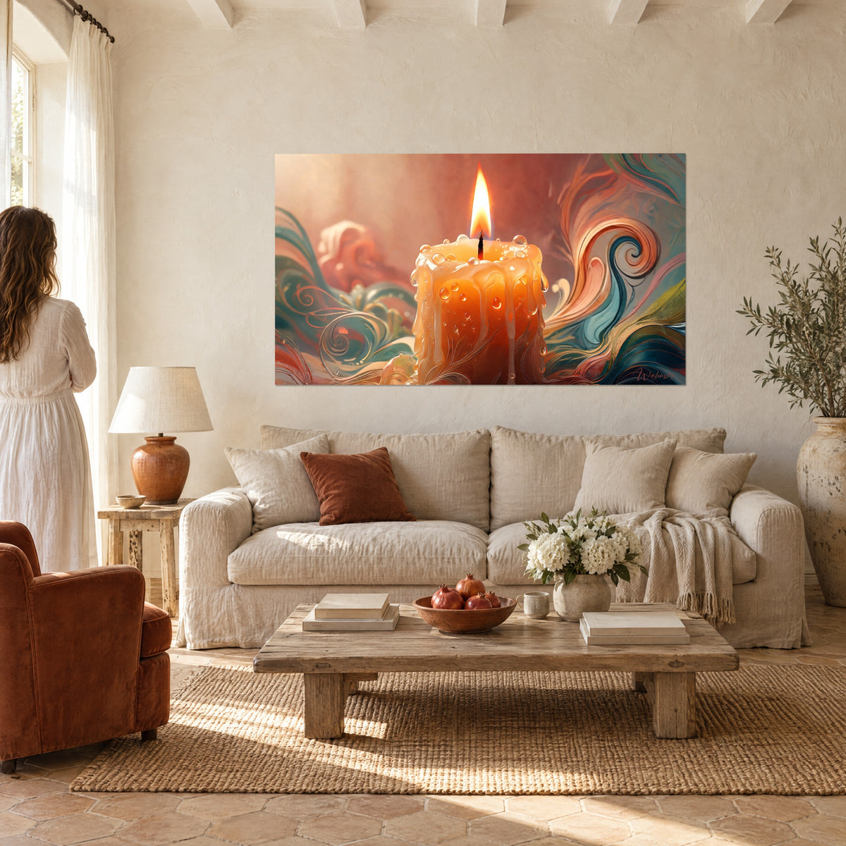 Tableau bougie ambrée aux coulures de cire, volutes turquoise et corail, au-dessus d'un canapé dans un salon lumineux