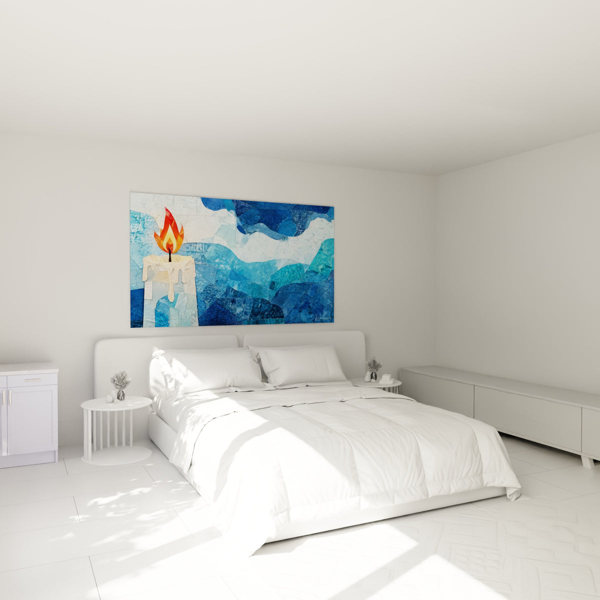 Flamme orangée d'une bougie ivoire sur vagues bleu marine, accrochée au-dessus d'un lit dans une chambre claire