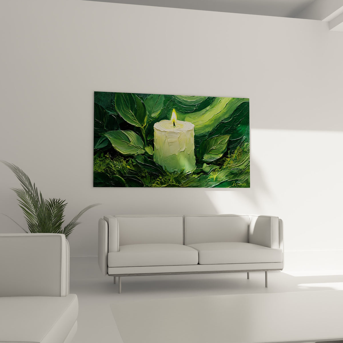 Cire ivoire et feuillage vert profond d'une bougie peinte au-dessus d'un canapé dans un salon lumineux