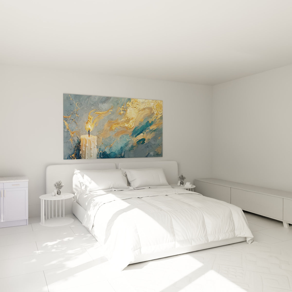 Cire ivoire fondue et volutes dorées de cette bougie accrochées au-dessus d'un lit dans une chambre claire