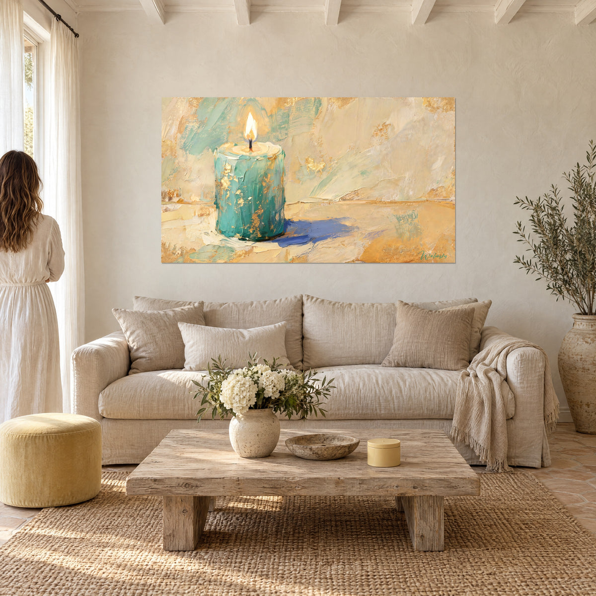 Tableau bougie turquoise piquée de feuilles d'or, flamme ivoire, ombre bleue sur fond beige, au-dessus d'un canapé dans un salon lumineux
