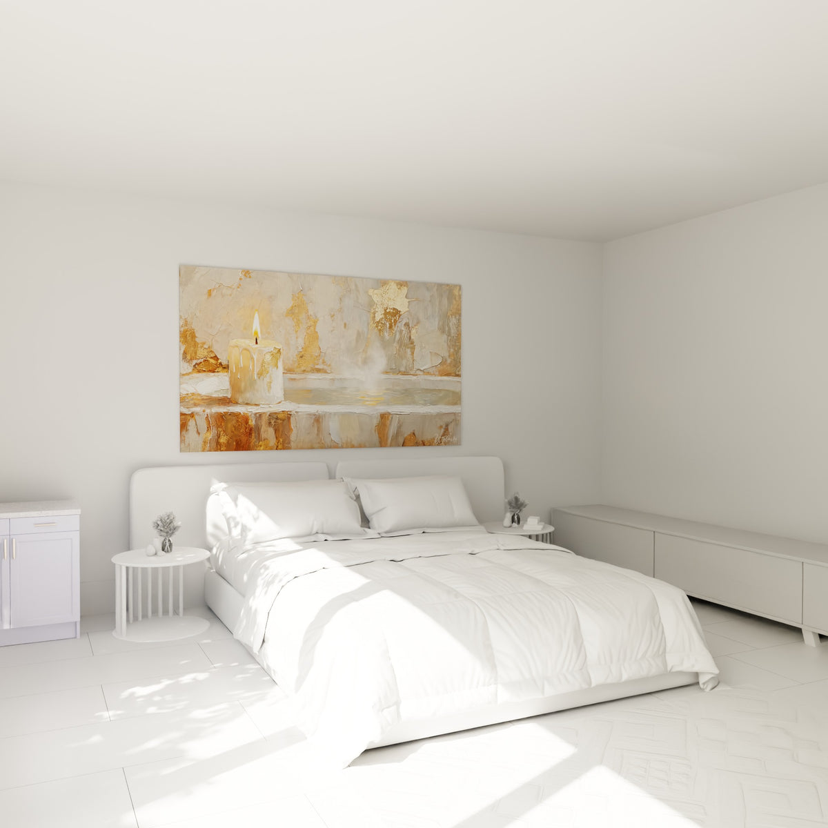 Flamme dorée peinte sur bougie blanche accrochée au-dessus d'un lit dans une chambre claire