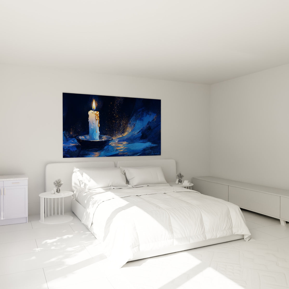 Flamme dorée d'une bougie blanche sur fond bleu marine, au-dessus d'un lit dans une chambre claire