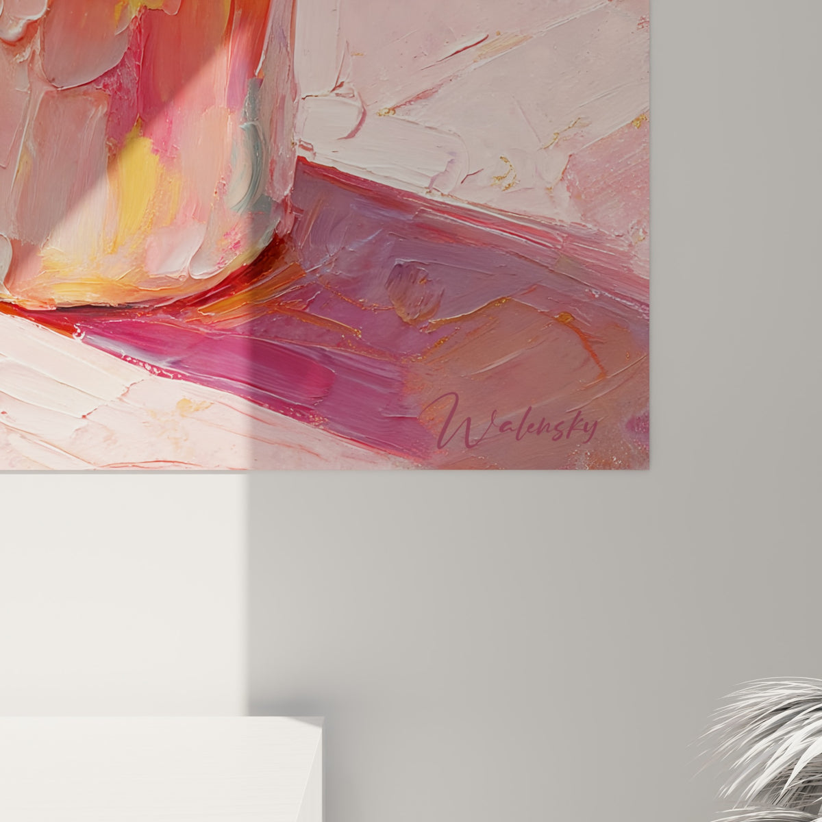 Empâtements de cire rose, dorée et blanche visibles de près sur cette toile de bougie texturée
