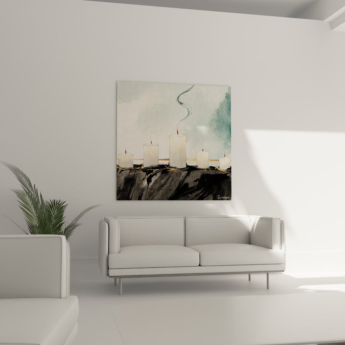 Flammes de bougies rouges et orangées sur fond bleu pastel, au-dessus d'un canapé dans un salon lumineux