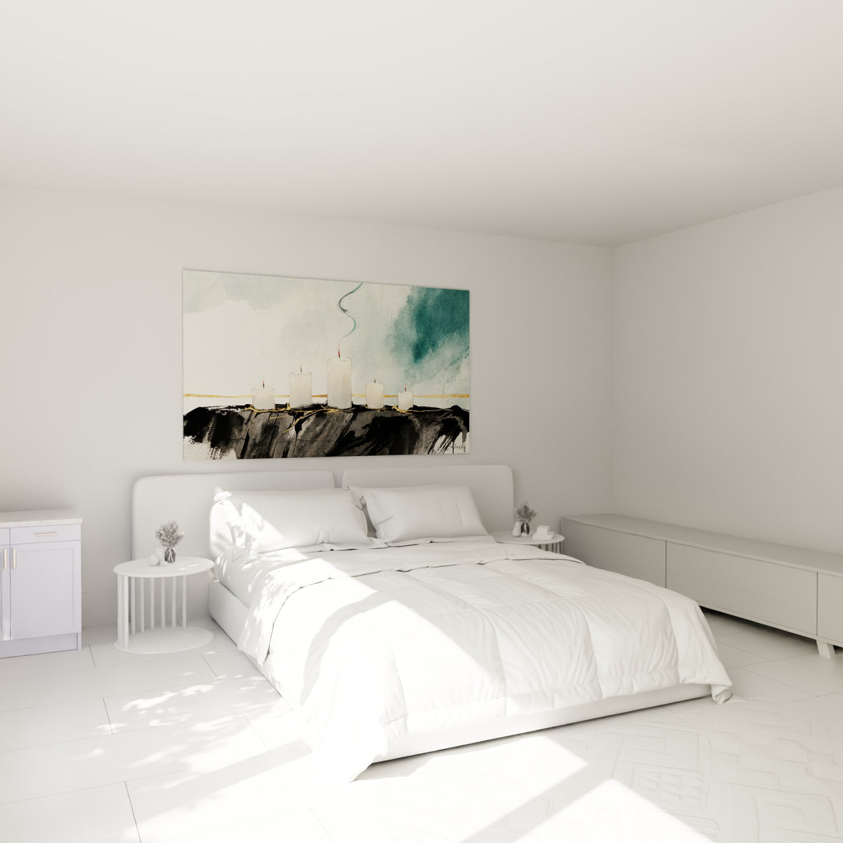 Bougies blanches et flammes dorées peintes, accrochées au-dessus d'un lit dans une chambre claire.