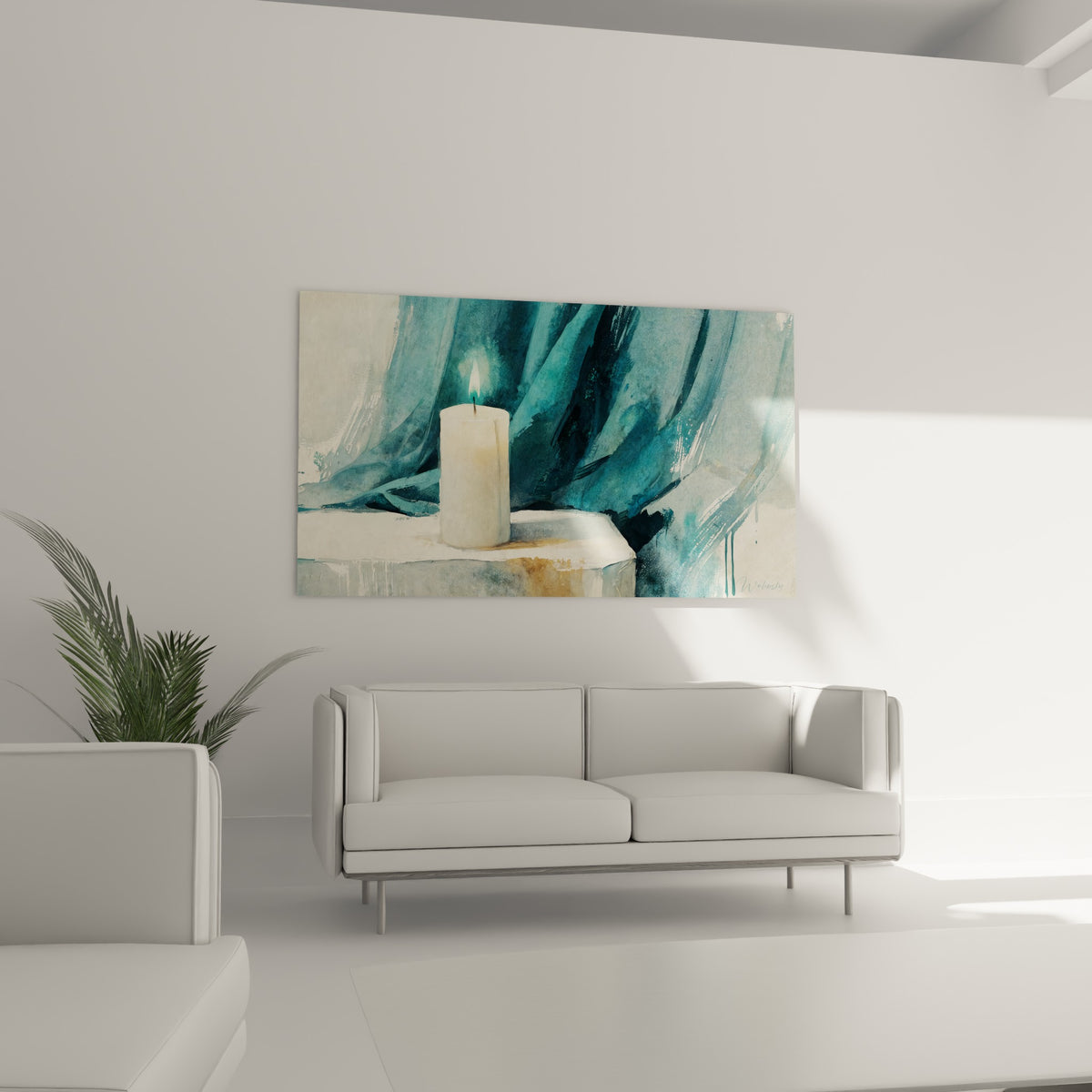 Drapé bleu sarcelle et bougie blanche sur socle ocre, au-dessus d'un canapé dans un salon lumineux