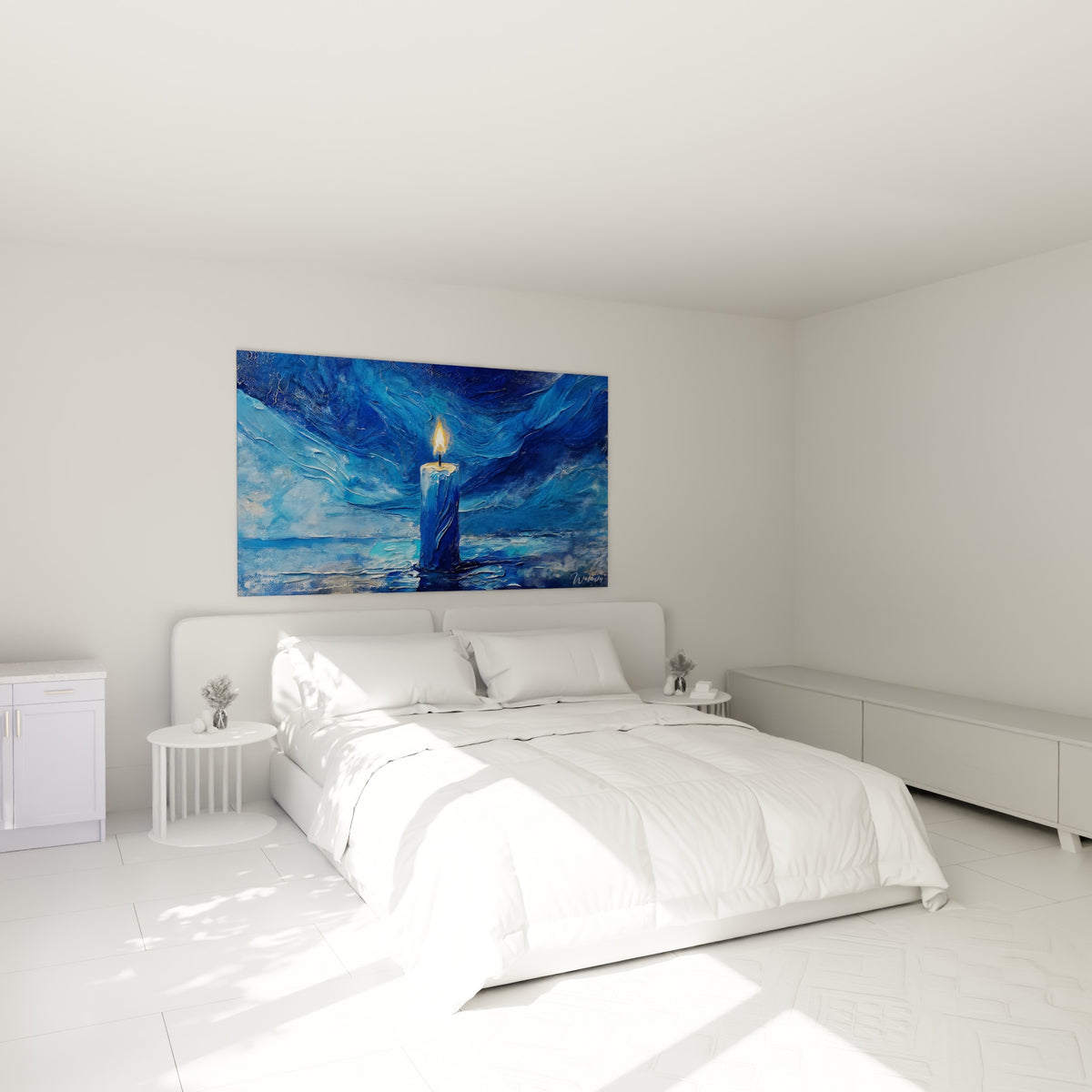 Flamme dorée sur bougie bleu profond, accrochée au-dessus d'un lit dans une chambre claire