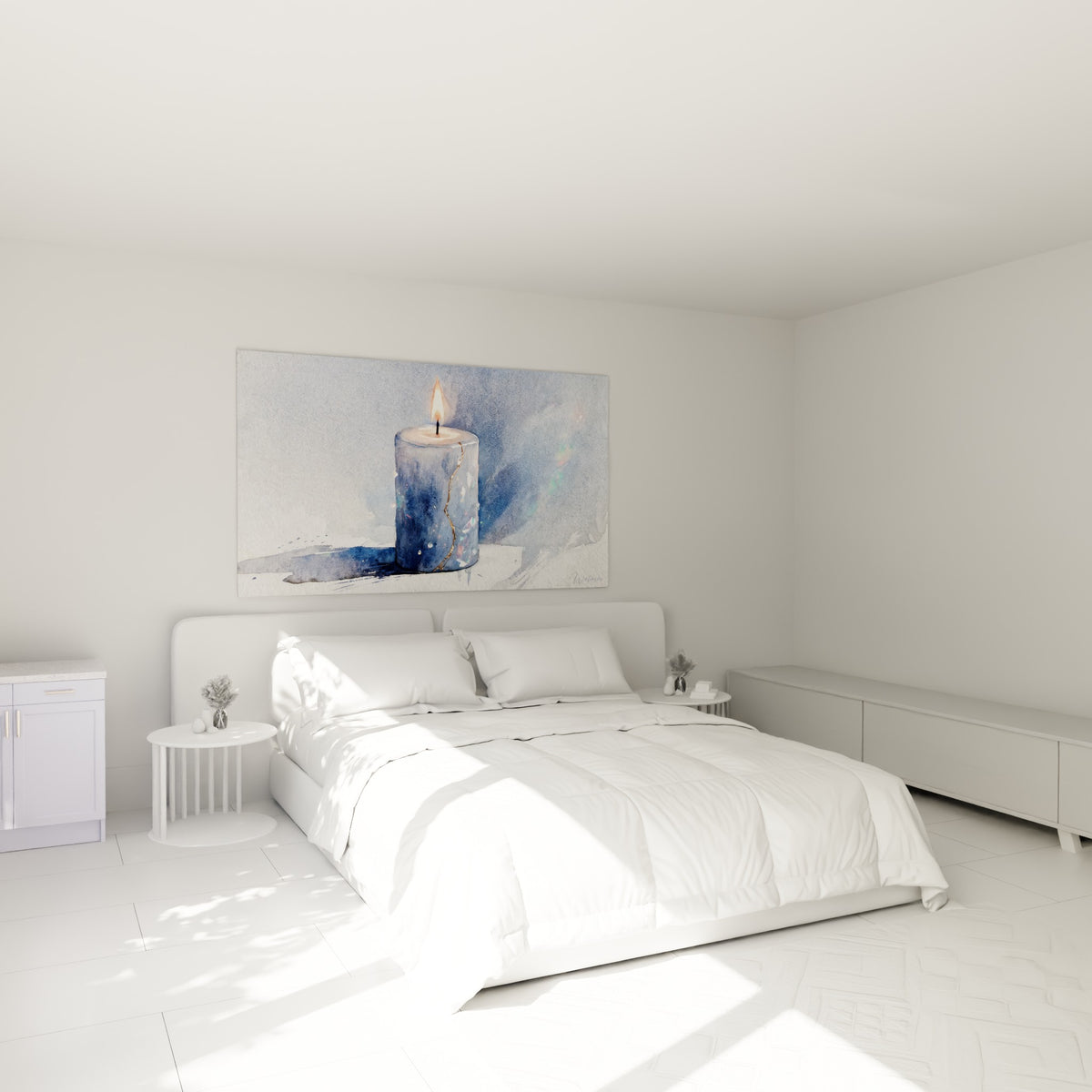 Flamme dorée et cire bleu marine fêlée d'or, au-dessus d'un lit dans une chambre claire