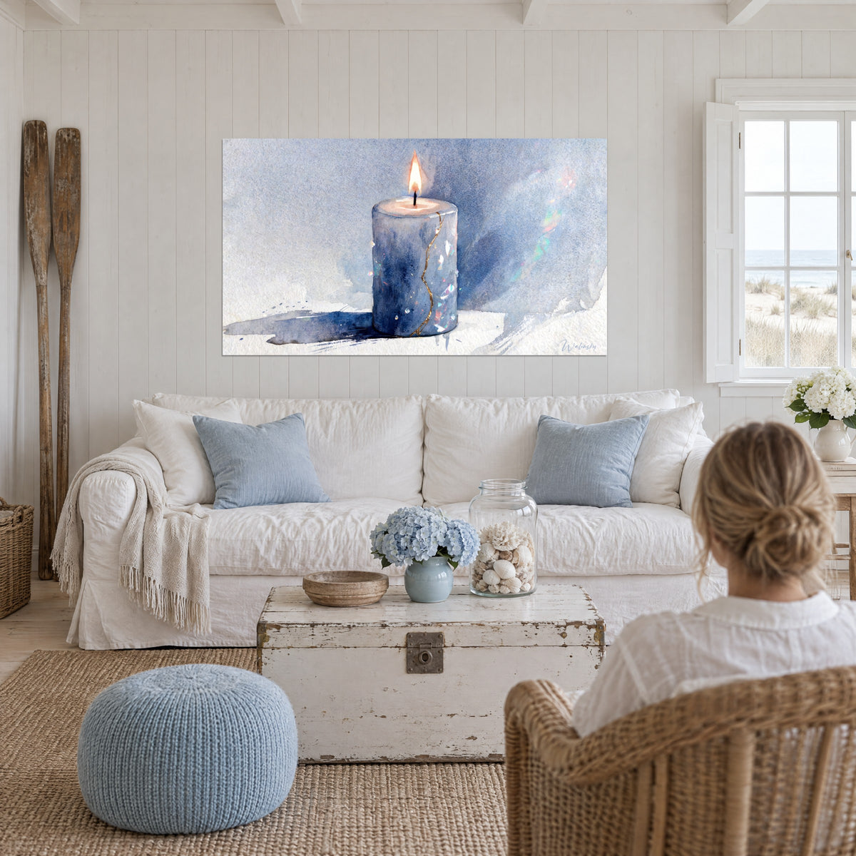 Tableau bougie bleu marine, flamme orangée et fissure dorée sur le cierge, au-dessus d'un canapé dans un salon lumineux