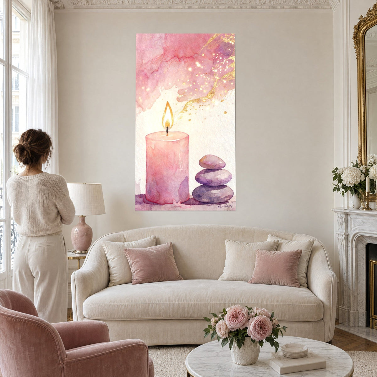 Gemälde Kerze in Rosa mit goldener Flamme, gestapelte lilafarbene Kieselsteine, goldene Glanzlichter auf perlmuttfarbenem Hintergrund, über einem Sofa in einem hellen Wohnzimmer