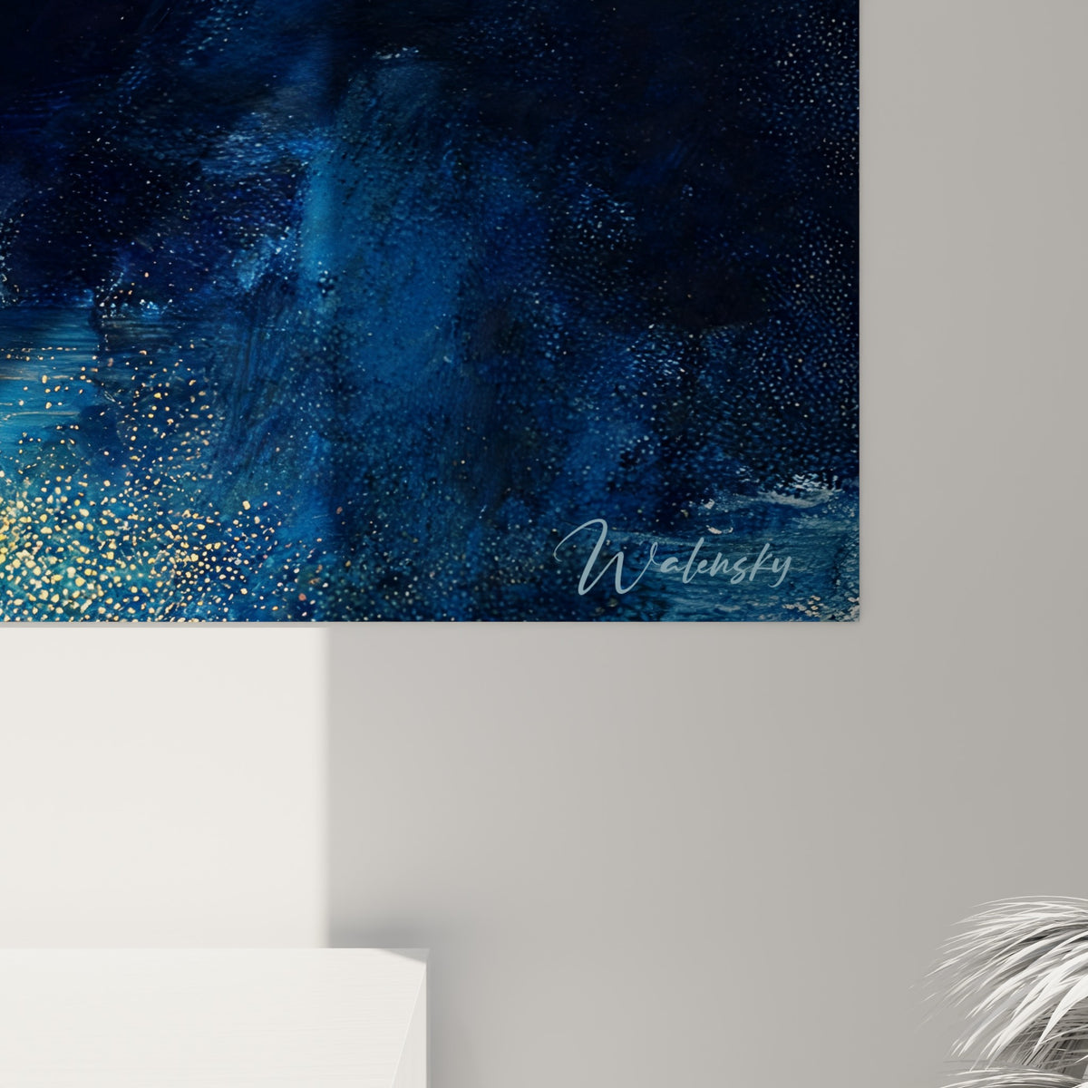 Empâtements dorés et grain bleu nuit visibles de près sur cette toile représentant une bougie enflammée