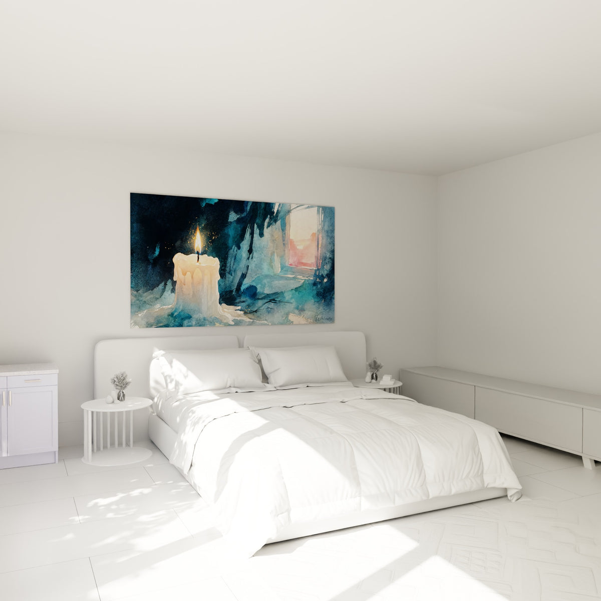 Flamme vacillante sur bougie ivoire et fond bleu marine, au-dessus d'un lit dans une chambre claire