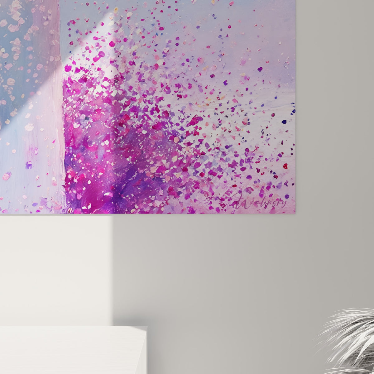 Empâtements granuleux rose poudré et bleu ciel, éclats magenta figés en gros plan sur la toile