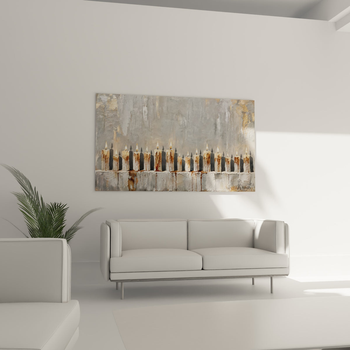 Mèches allumées et cire coulante en tons gris et doré, au-dessus d'un canapé dans un salon lumineux