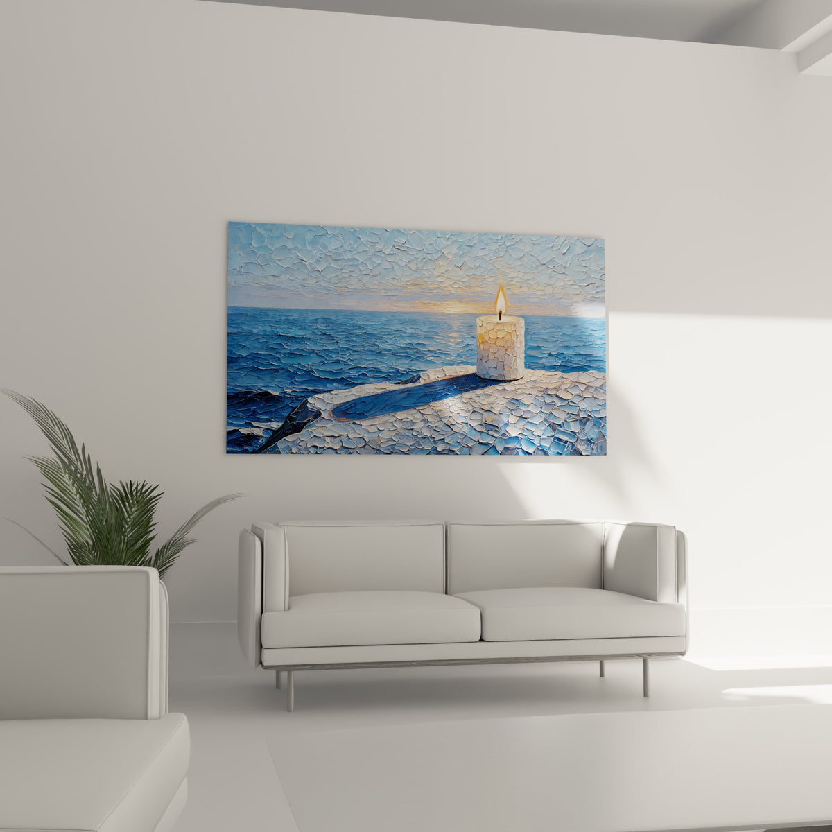 Bougie blanche face à l'océan bleu profond et ciel pastel, au-dessus d'un canapé dans un salon lumineux