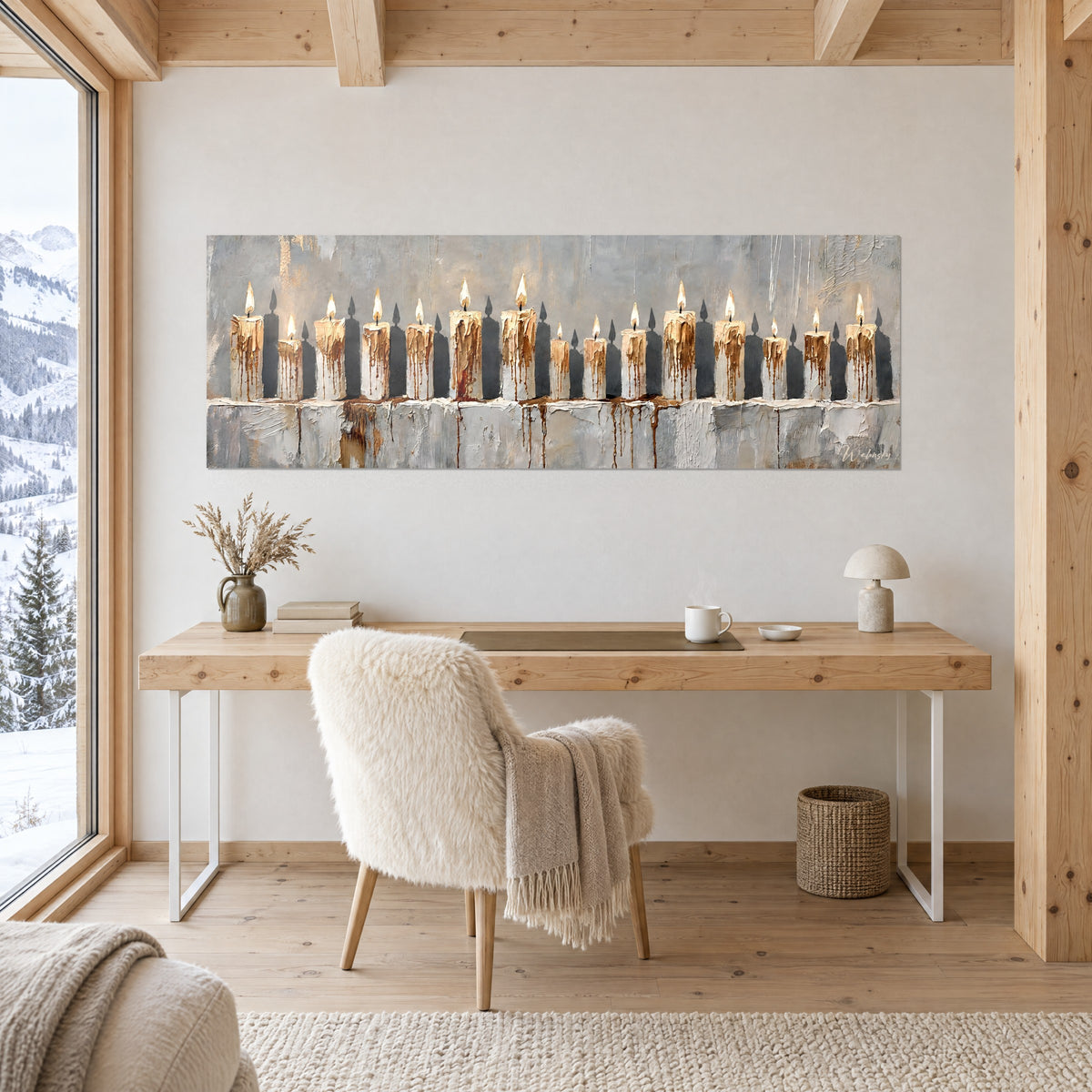 Tableau luminaires de cire beige alignés sur un muret gris pâle, flammes ambrées, accroché au-dessus d'un bureau en bois clair
