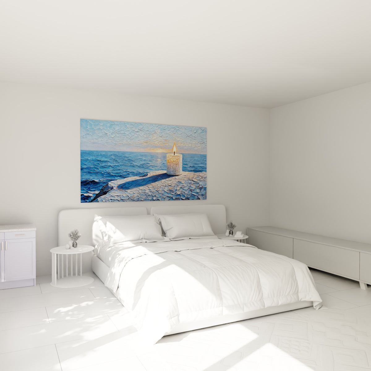Flamme dorée d'une bougie sur rocher texturé, bleu marine et ocre, au-dessus d'un lit dans une chambre claire