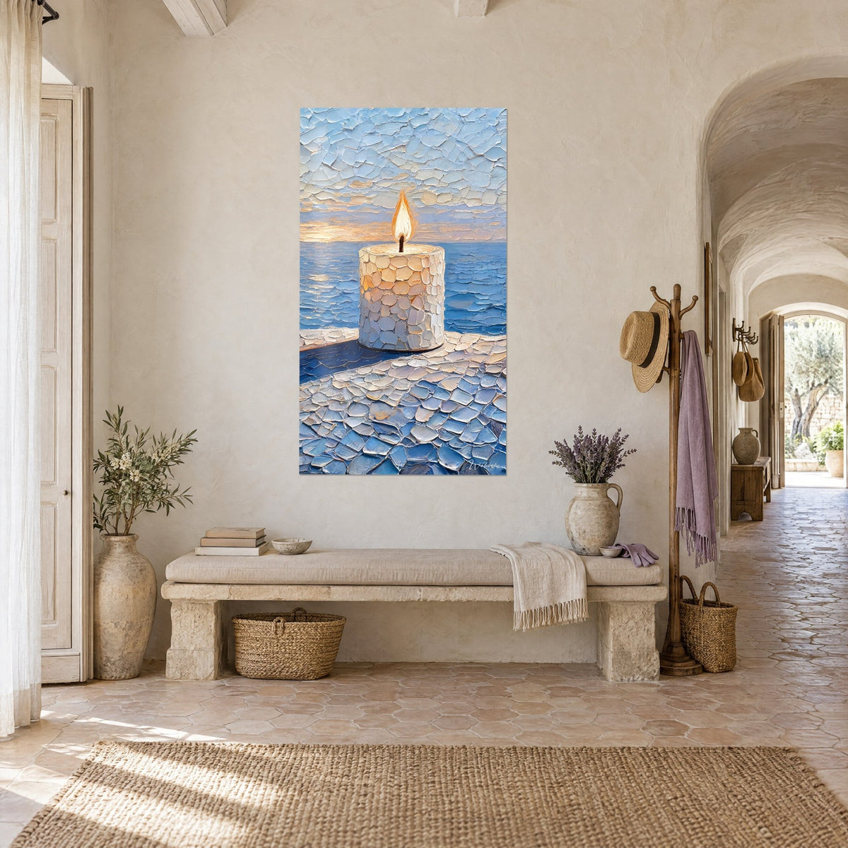 Quadro di un cero bianco acceso di fronte all'oceano, schizzi di pittura blu cobalto e avorio, appeso sopra una panca di pietra