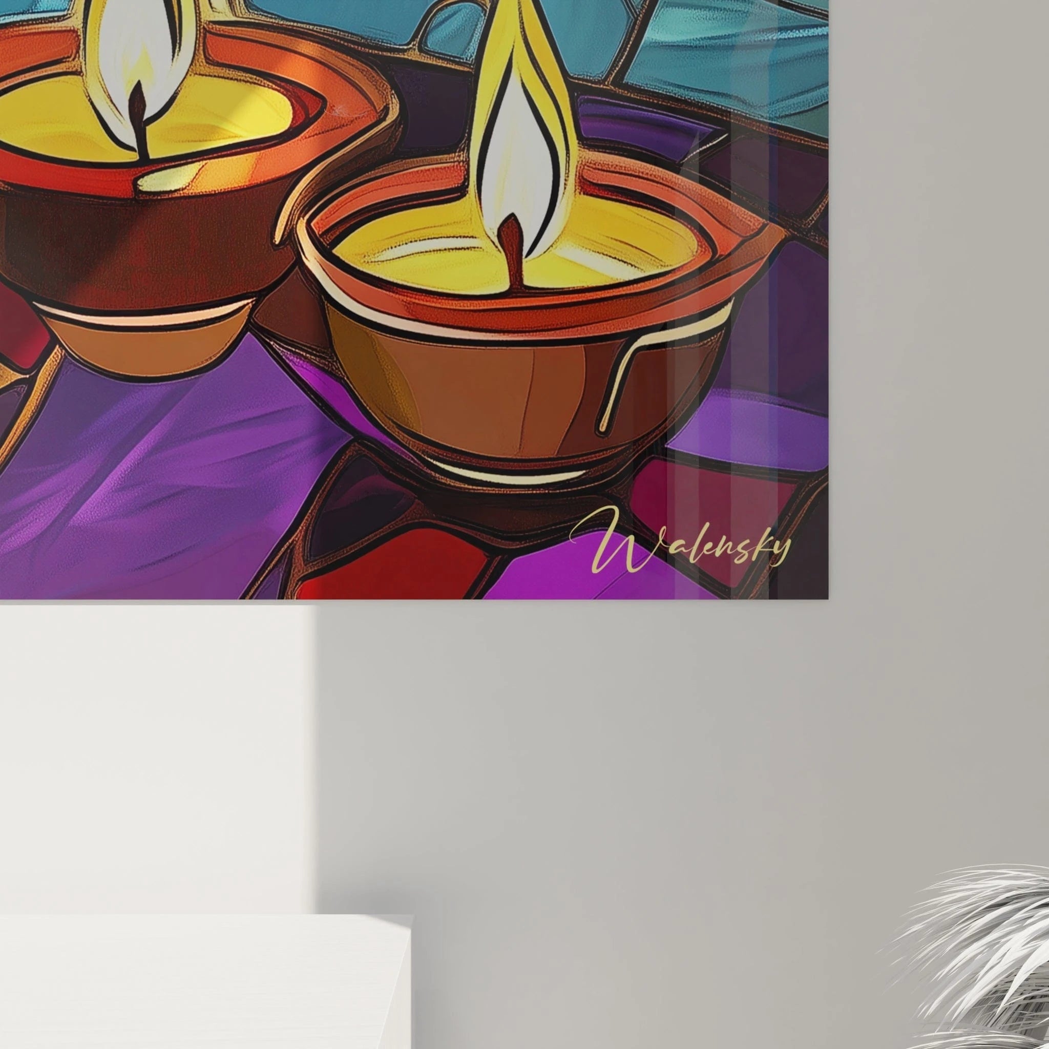 Un tableau vitraux contemporain illustrant des flammes dorées de bougies qui brillent intensément contre un arrière-plan composé de fragments géométriques aux couleurs vibrantes de violet, bleu, orange et turquoise, évoquant la lumière traversant le verre coloré.
