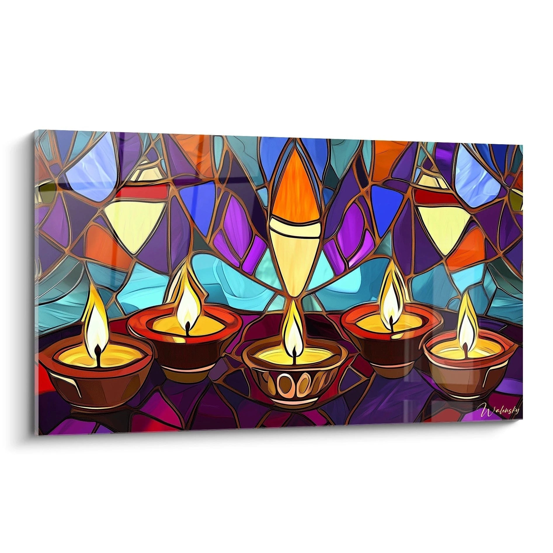 Un tableau vitraux représentant cinq bougies allumées aux flammes dorées, entourées de fragments géométriques colorés en violet, bleu, orange et turquoise, avec des contours imitant les joints de plomb des vitraux traditionnels.
