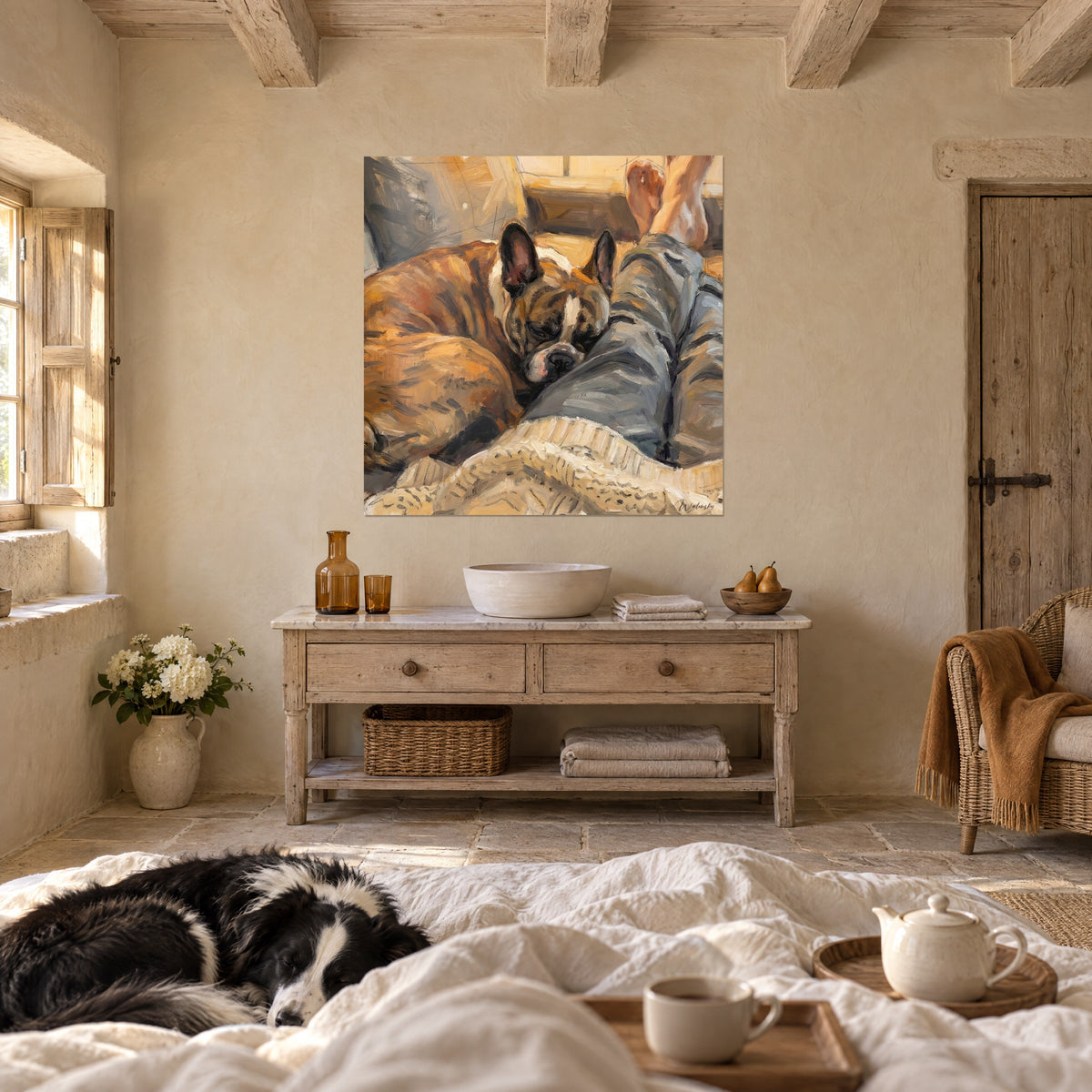 Quadro di un bulldog francese addormentato, pelo rosso e bianco, zampa grigia, plaid beige, un collie sdraiato accanto, sopra un letto in una camera luminosa