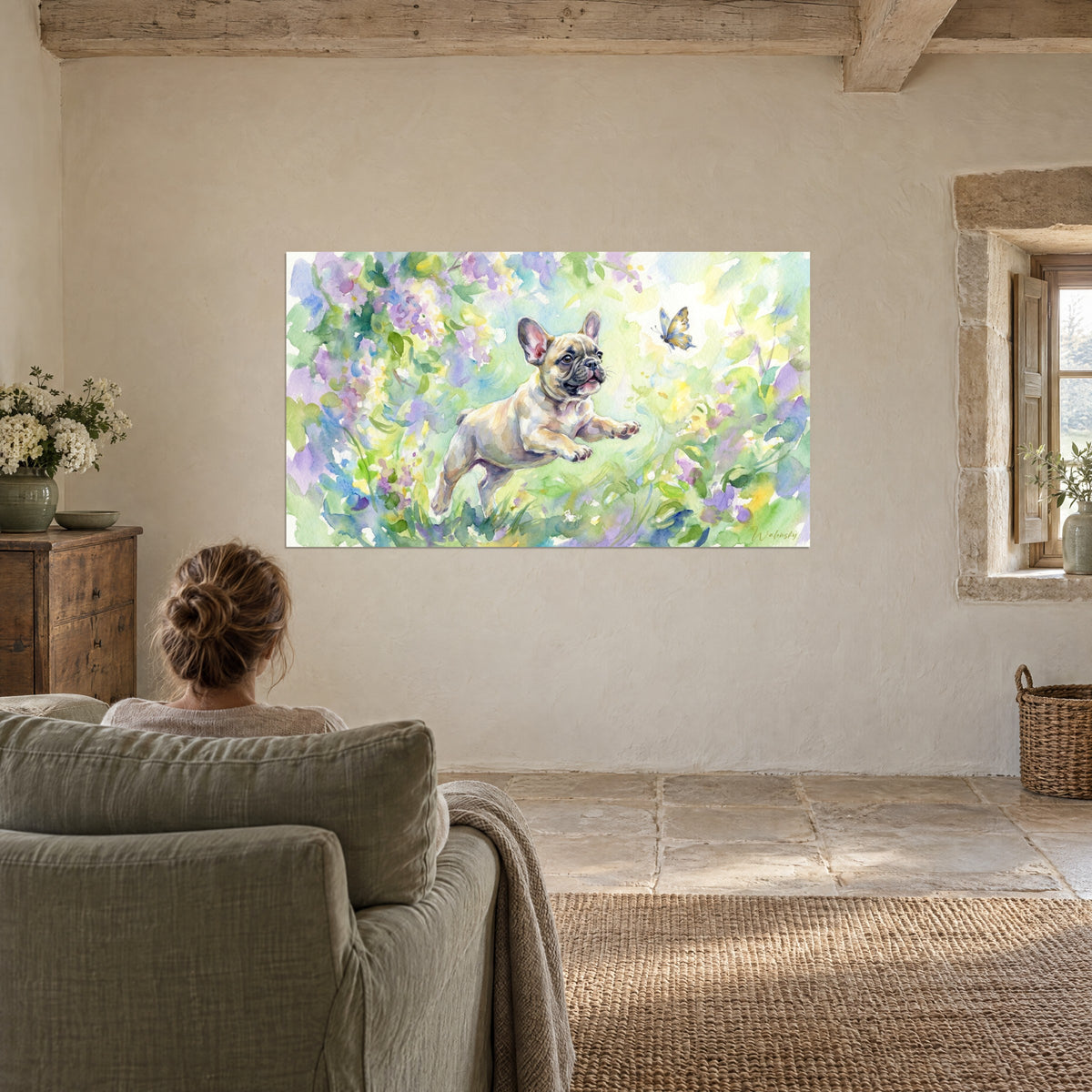 Tableau compagnon à quatre pattes crème bondissant parmi les lilas, touches vert clair et violet, au salon près d'une fenêtre en pierre