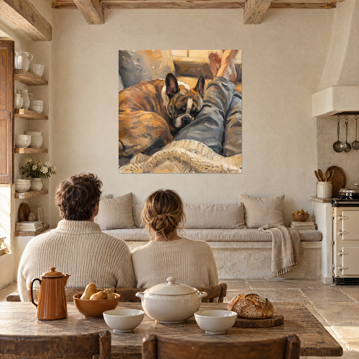 Quadro di un piccolo molosso tigrato assonnato, muso rosa appoggiato su un ginocchio grigio, lana color crema, travi a vista, sala da pranzo in pietra