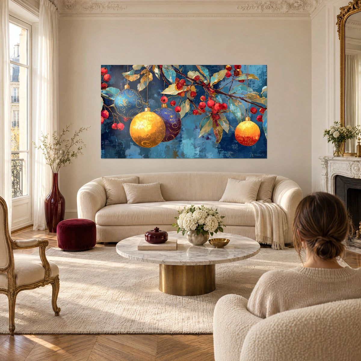 Cuadro con bolas de Navidad doradas y violetas sobre una rama de bayas rojas, fondo azul, encima de un sofá en un salón luminoso