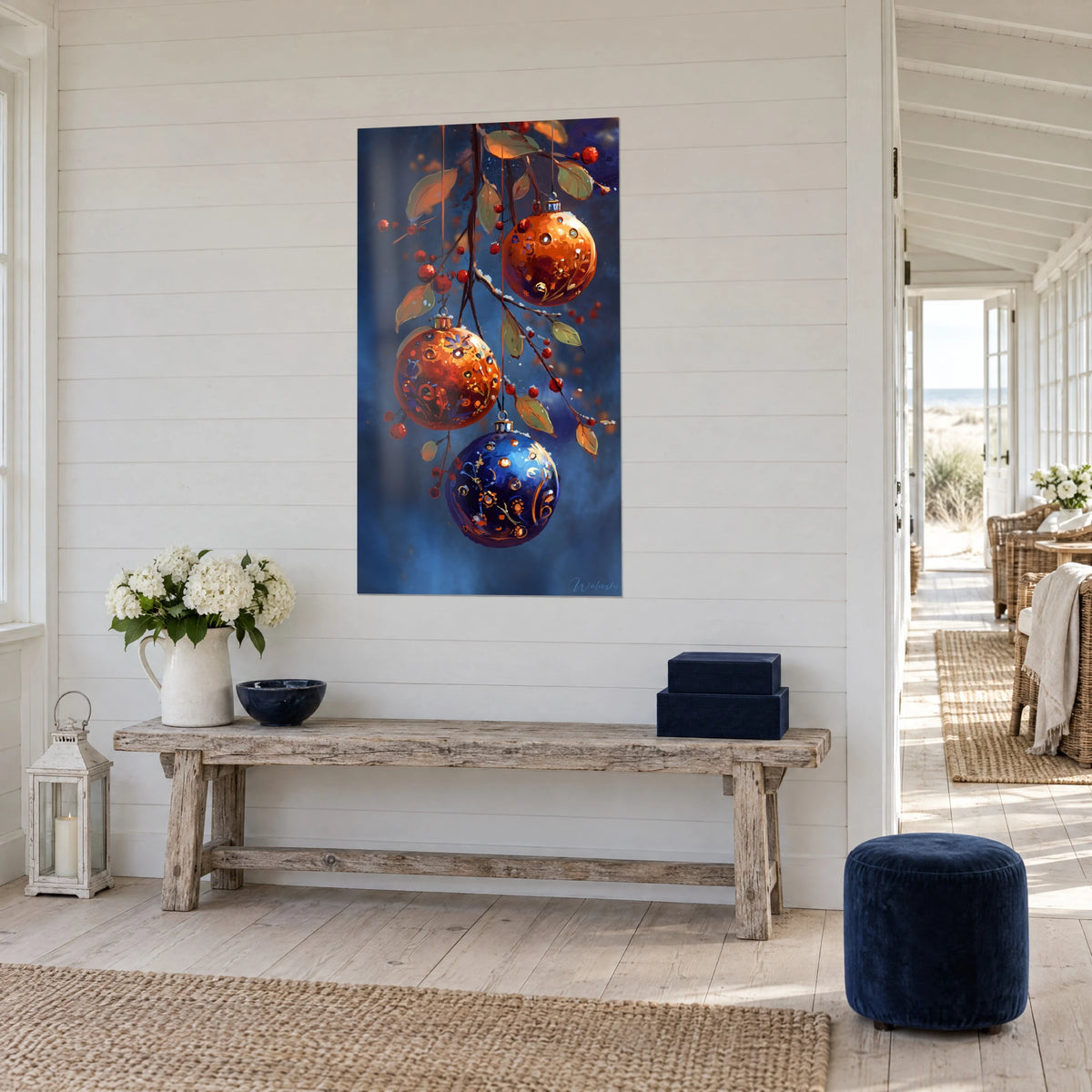 Cuadro de tres bolas decoradas con motivos florales dorados, fondo azul marino, colgado sobre un banco de madera natural junto al mar