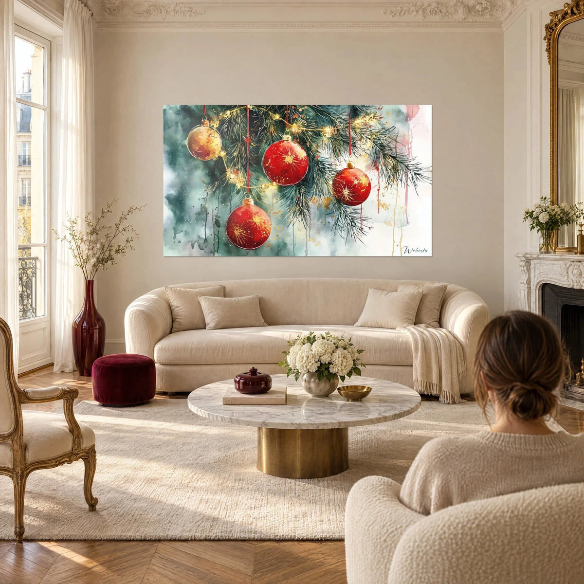 Schilderij met scharlakenrode en gouden kerstballen op een dennentak, groene aquarel, boven een bank in een lichte woonkamer