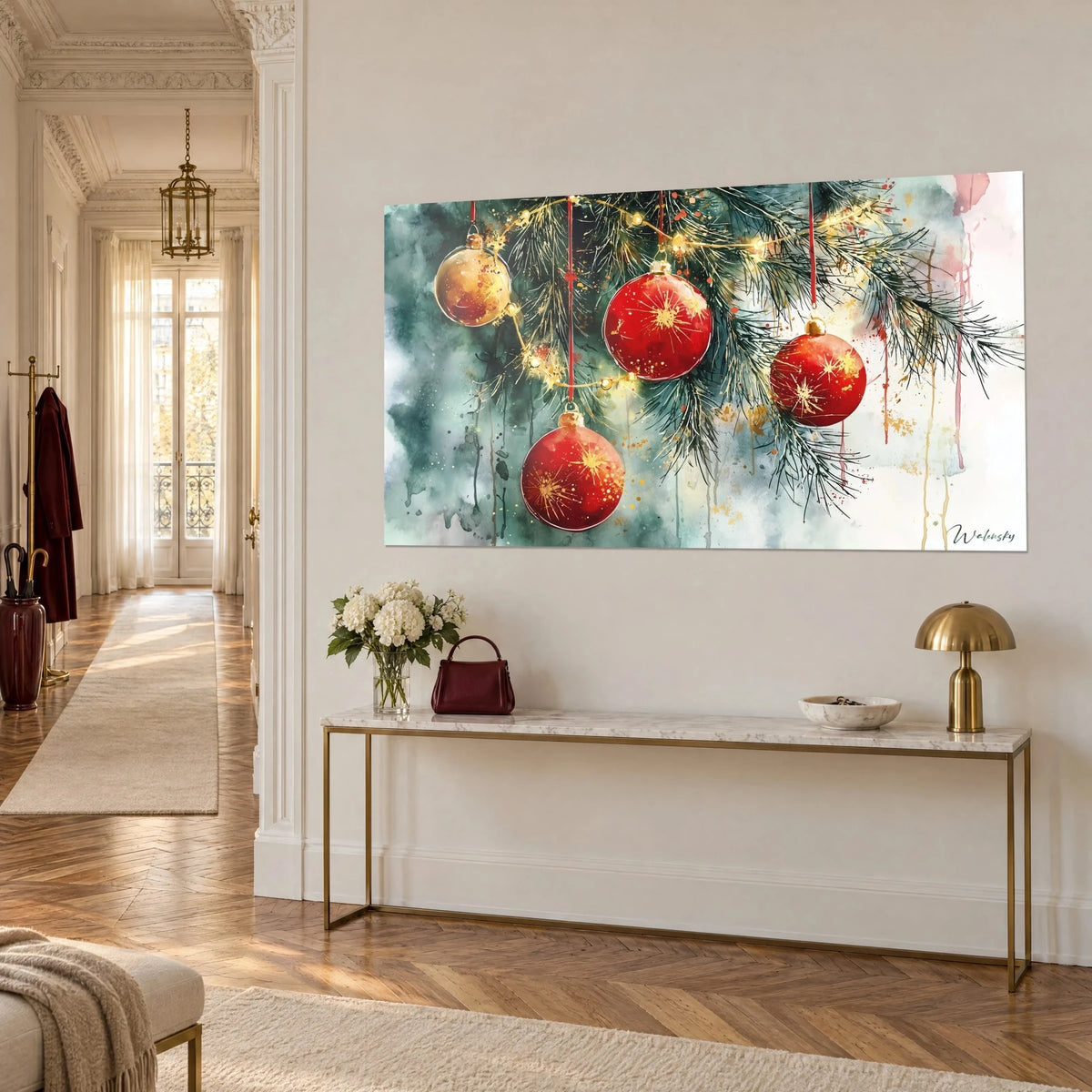 Schilderij met rode, met goud bestippelde ballen aan linten, gele lichtslinger, in een Haussmann-appartement
