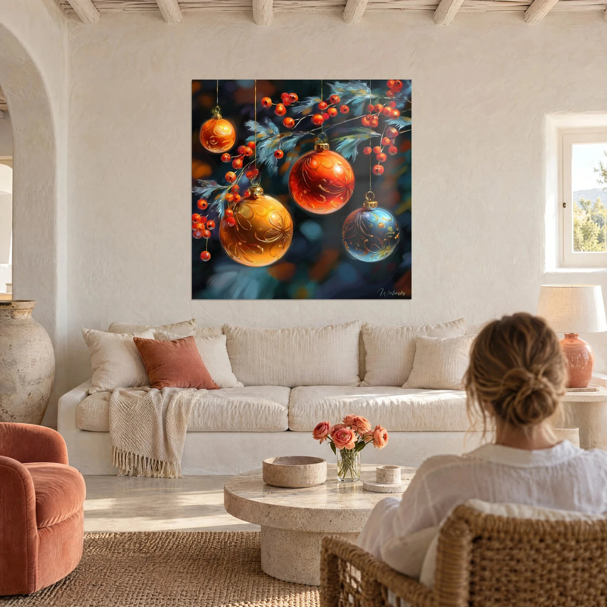 Gemälde mit orangefarbenen und goldenen, verschnörkelten Weihnachtskugeln, vereisten Zweigen und roten Beeren, über einem Sofa in einem hellen Wohnzimmer