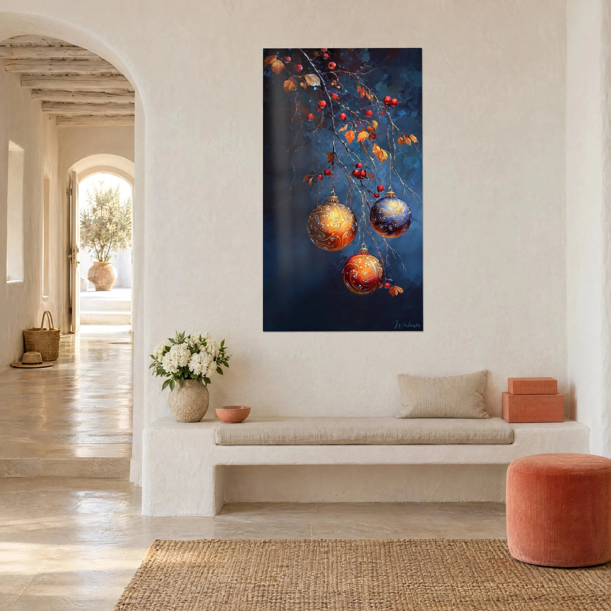 Schilderij met drie parelmoerkleurige ornamenten in amber, indigo en rood, hangend onder scharlakenrode bessen, driekwartzicht, witte bank en koraalkleurige poef