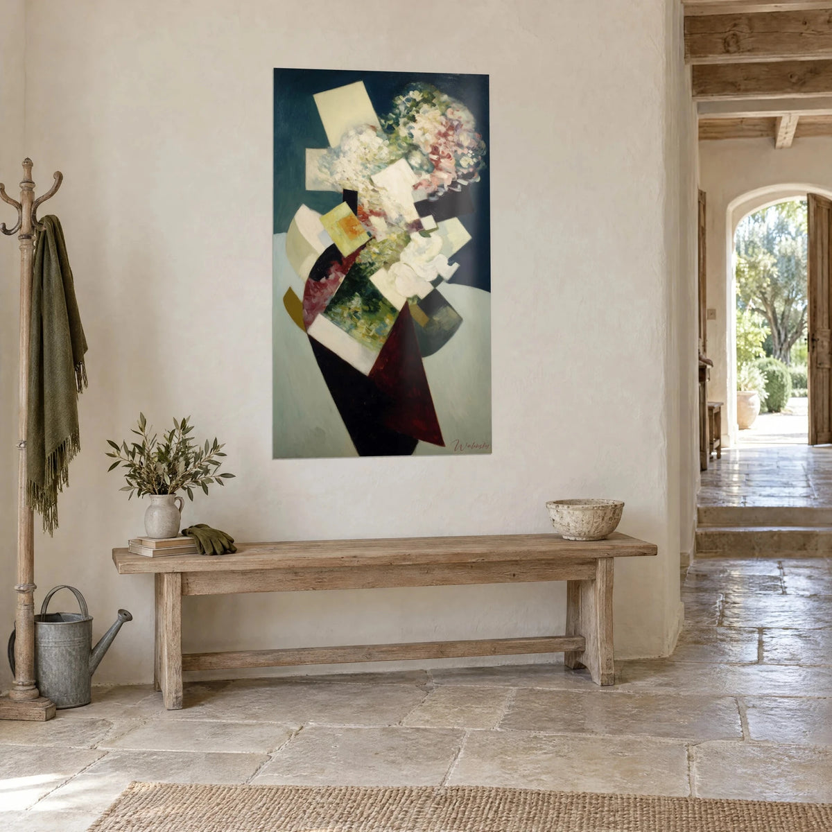 Tableau fleurs en collage dadaïste, plans crème et triangle bordeaux, touches vertes et roses, vu de trois-quarts dans un couloir en pierre