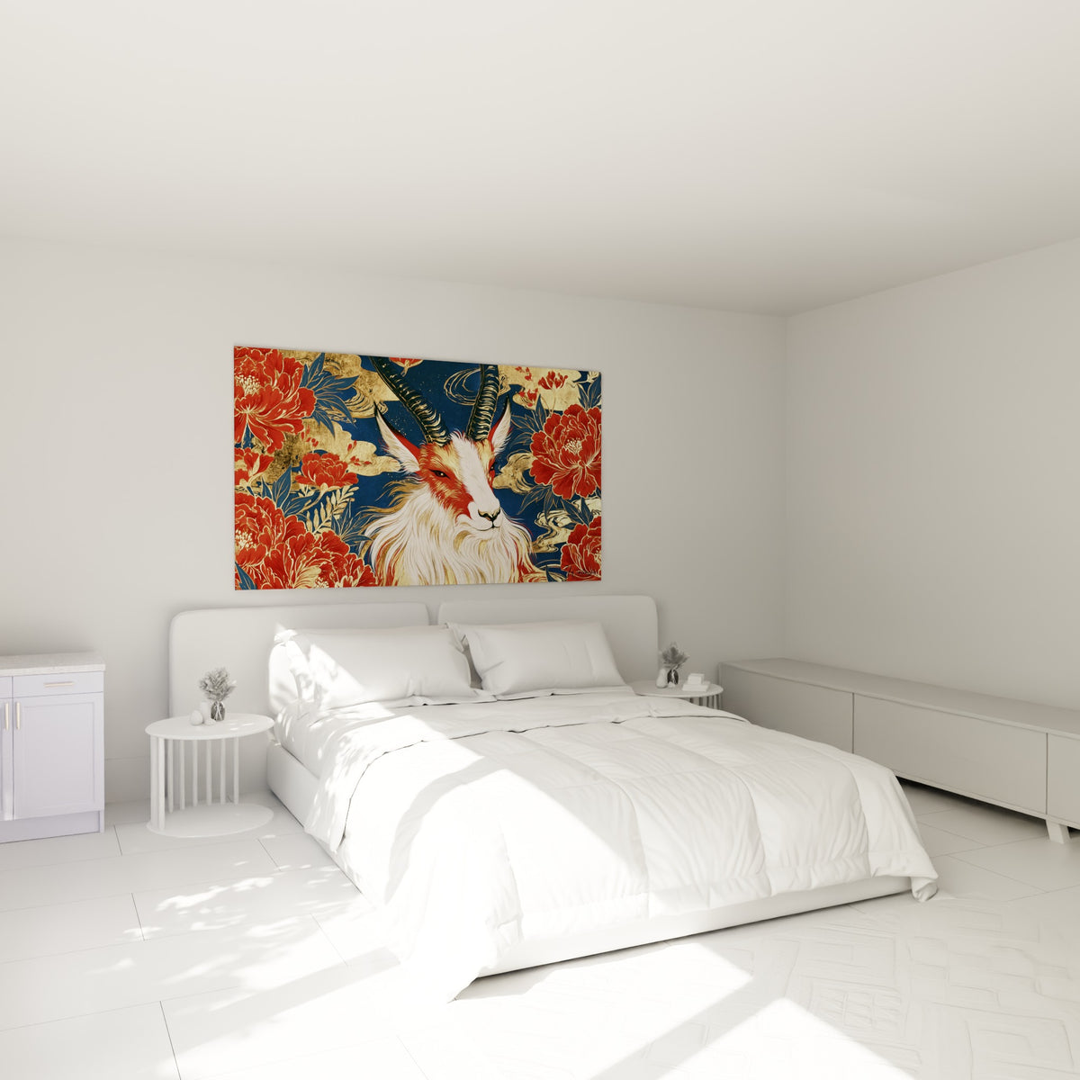 Bouquetin doré et pivoines écarlates peints sur fond bleu marine, accroché au-dessus d'un lit dans une chambre claire