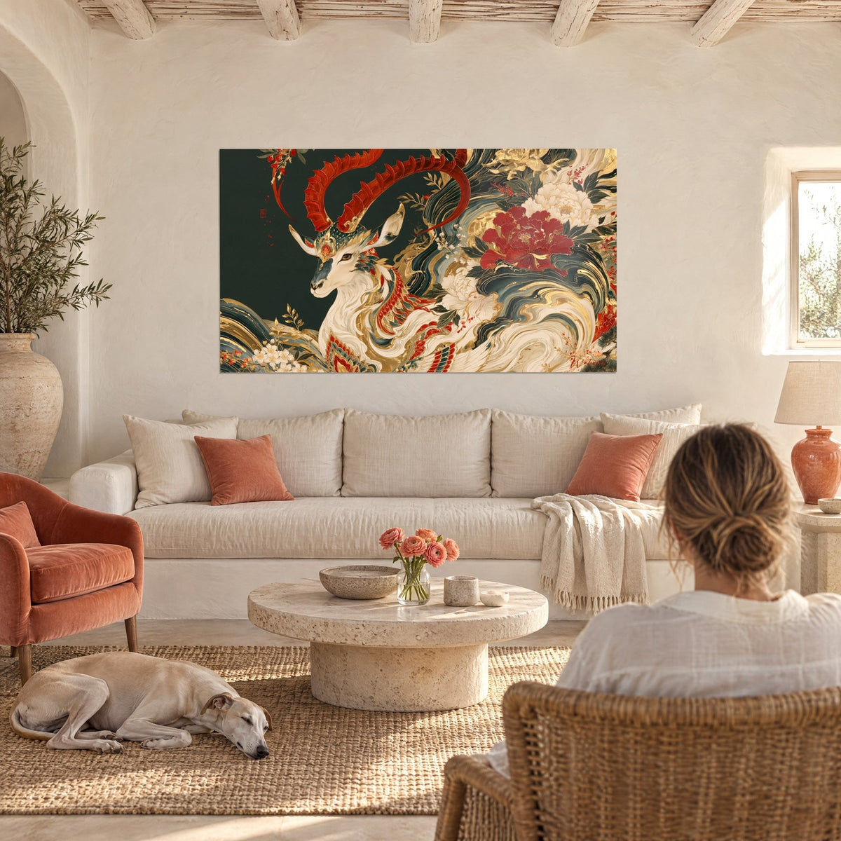Tableau bouquetin blanc aux cornes rouges et pivoine écarlate sur fond sombre, femme de dos et lévrier, salon lumineux