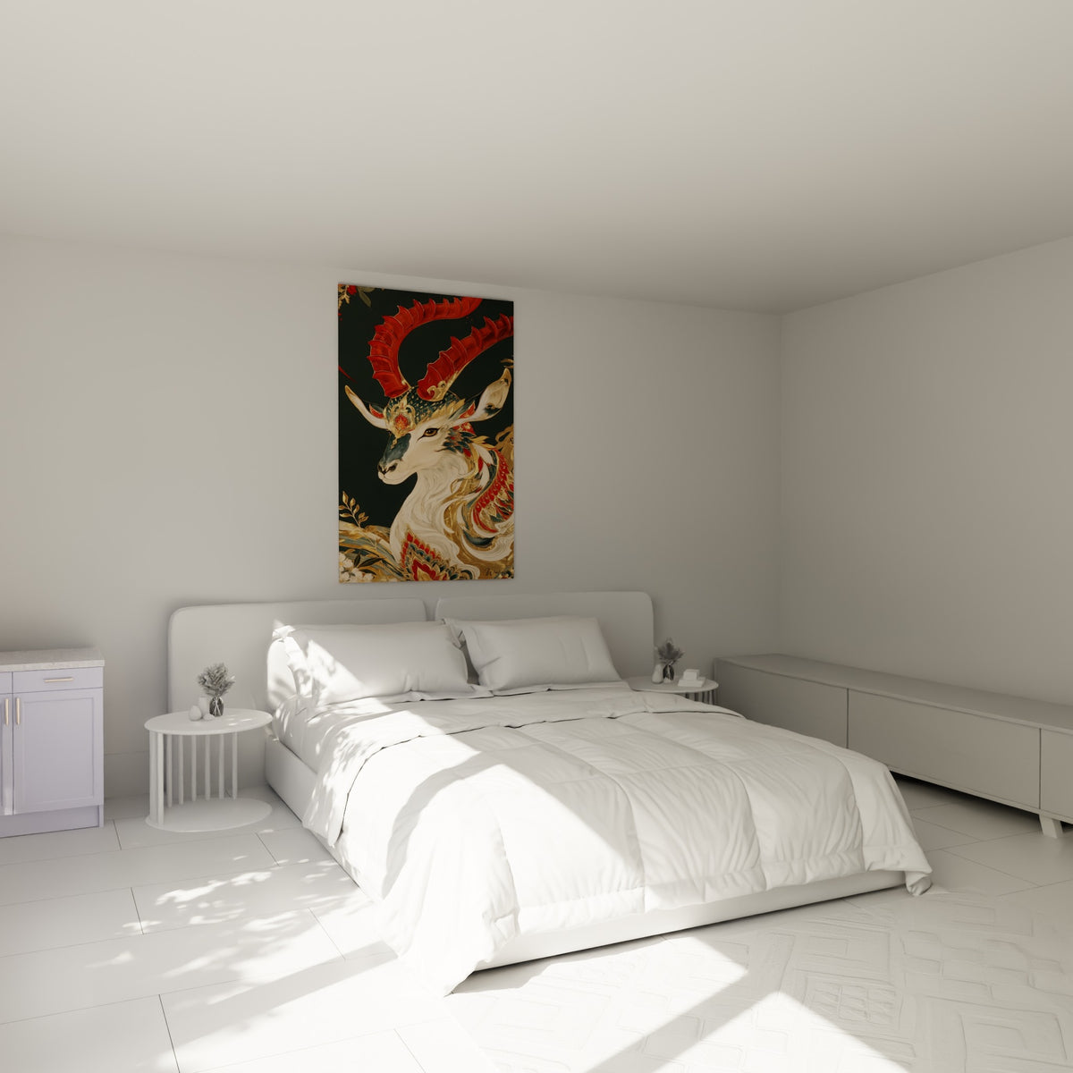 Créature mythique au pelage ivoire et cornes rouges accrochée au-dessus d'un lit dans une chambre claire
