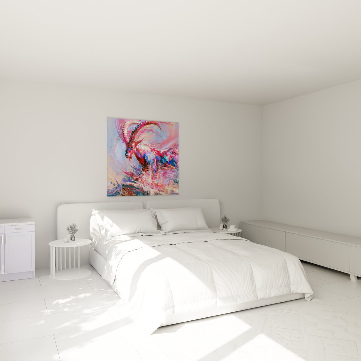 Bouquetin fauve et turquoise en mouvement, accroché au-dessus d'un lit dans une chambre claire