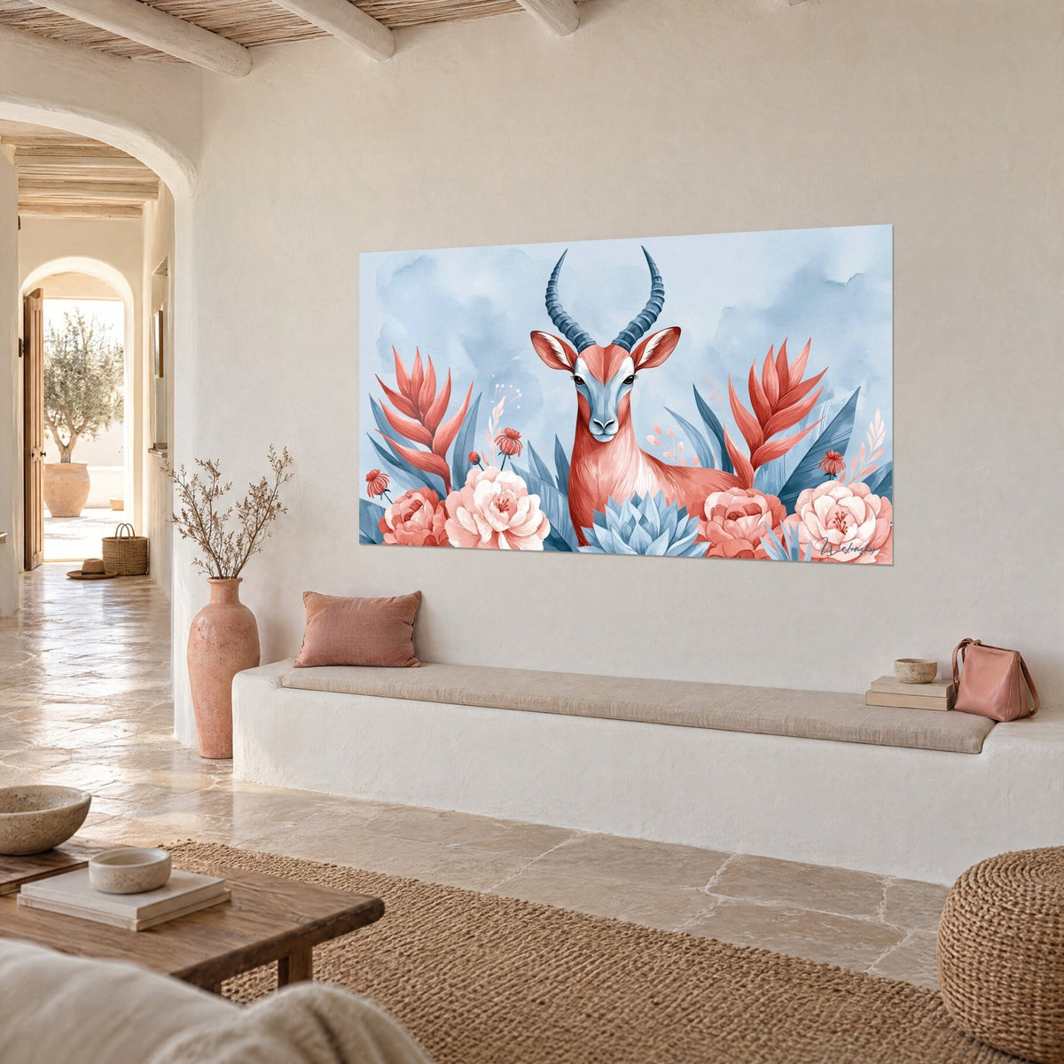 Tableau antilope corail et bleu ciel, aquarelle de fleurs et feuilles, accroché dans une maison méditerranéenne en pierre claire