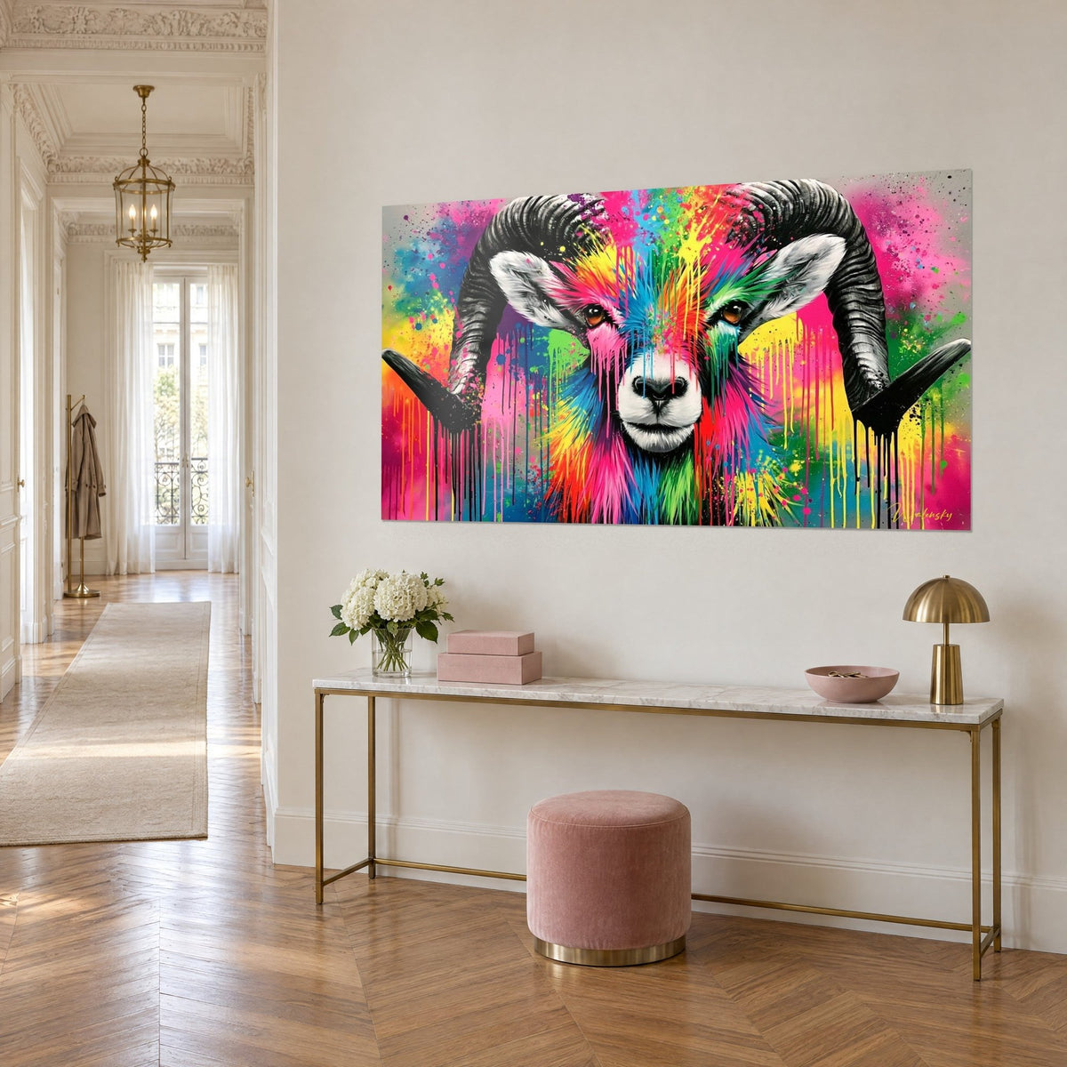 Tableau tête de bélier en peinture éclaboussée, coulures jaunes et magenta, vue de biais, au-dessus d'une console dorée dans une entrée haussmannienne
