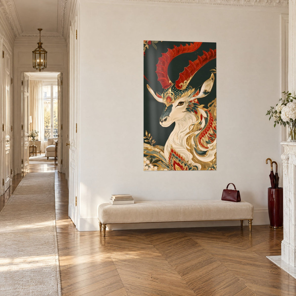 Tableau antilope majestueuse aux cornes vermillon striées, pelage crème rehaussé d'or, vue de trois-quarts dans un couloir haussmannien