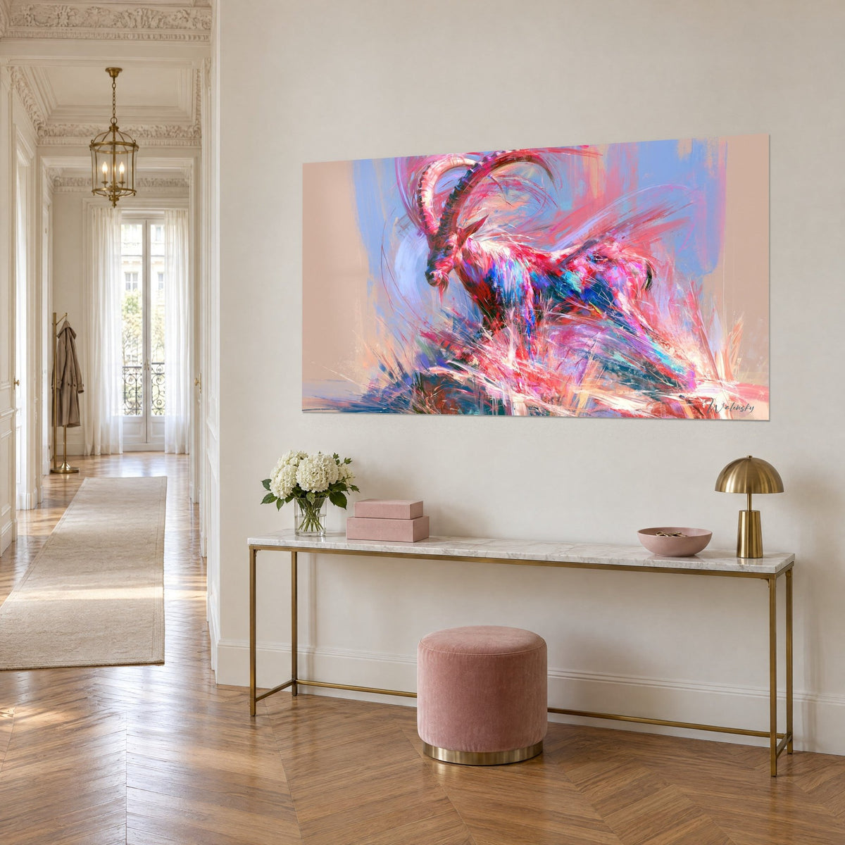 Quadro di uno stambecco alpino dalle corna ricurve, manto fucsia e turchese, cielo lavanda, appeso sopra una consolle dorata, vista di tre quarti