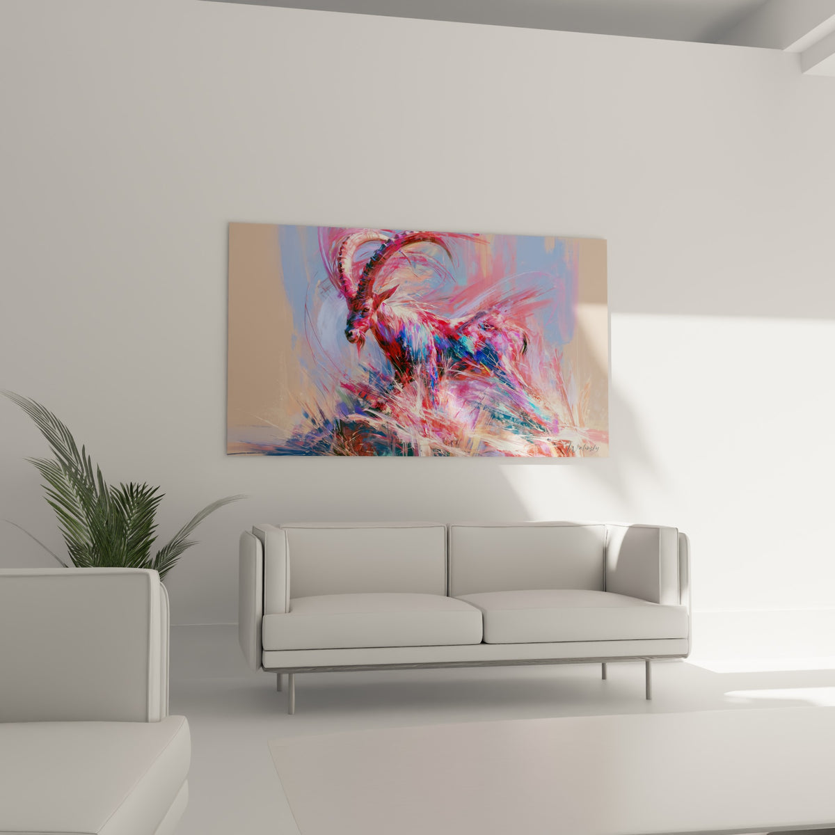 Bouquetin aux cornes massives et corps rose vif, disposé au-dessus d'un canapé dans un salon lumineux