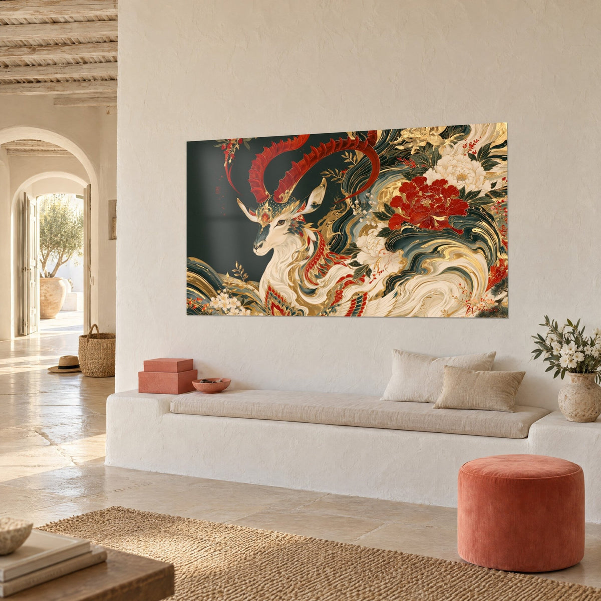 Tableau animal mythique ivoire, cornes vermillon recourbées et vagues dorées, sur un mur blanc de maison méditerranéenne