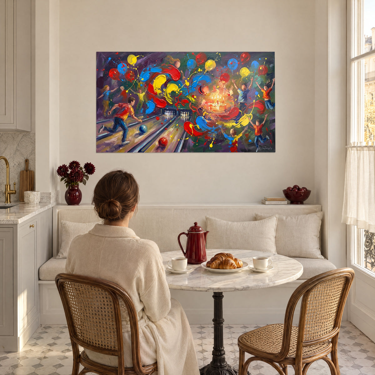 Cuadro cumpleaños en los bolos, niños con los brazos en alto bajo globos rojos y azules, velas brillantes, en un rincón de comedor parisino