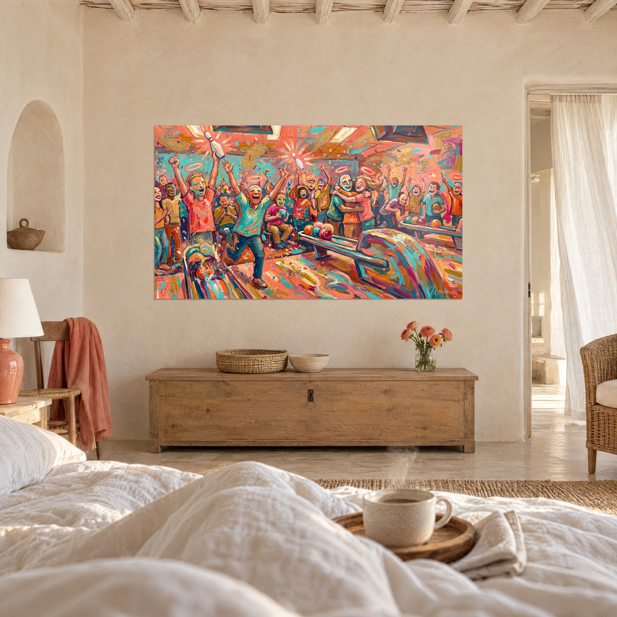 Quadro bowling in festa, coriandoli dorati su pittura corallo e blu anatra, due persone di spalle, sopra un letto in una camera chiara