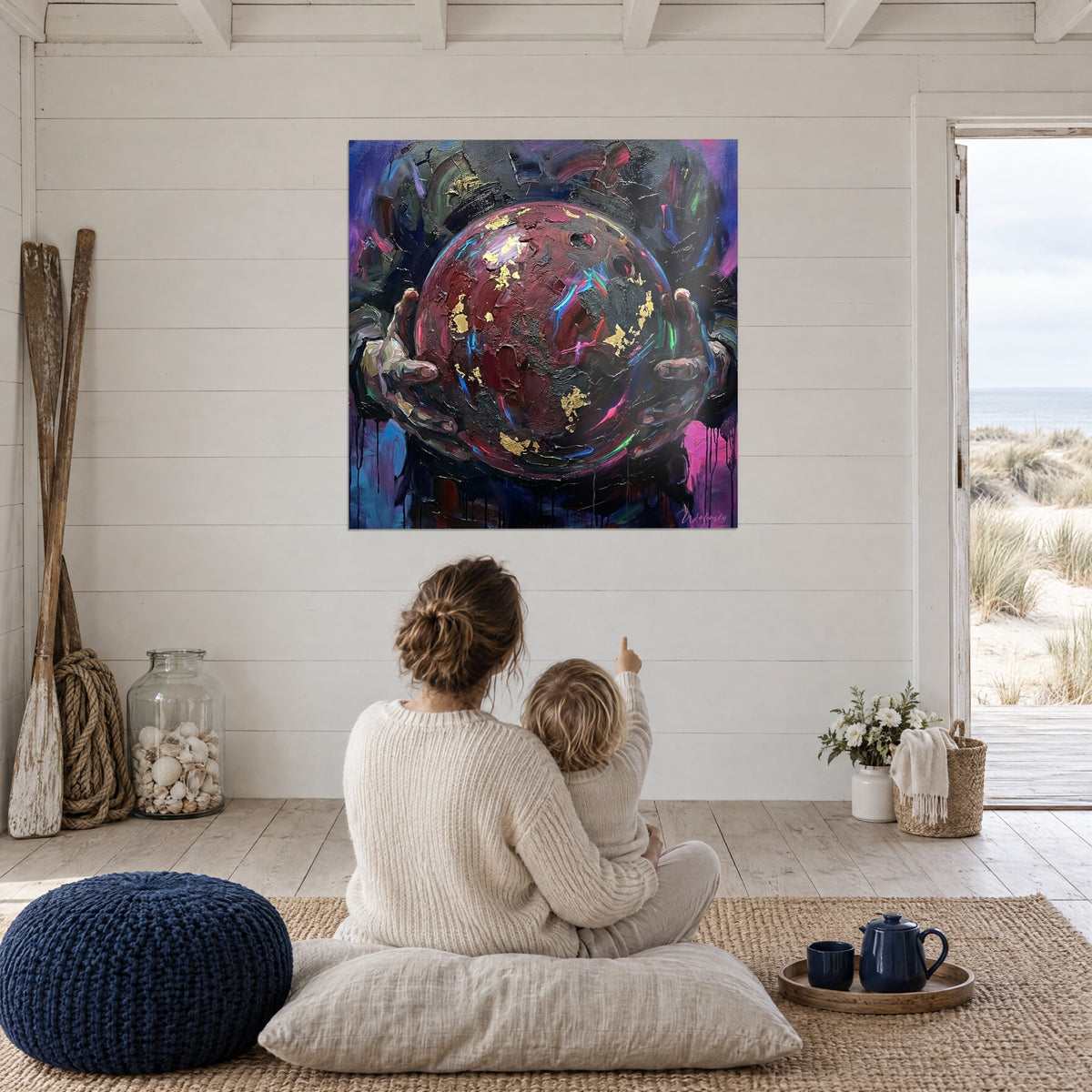 Tableau sphère cosmique aux nervures roses et vertes, fond indigo et coulures, une mère et son enfant de dos assis sur des coussins
