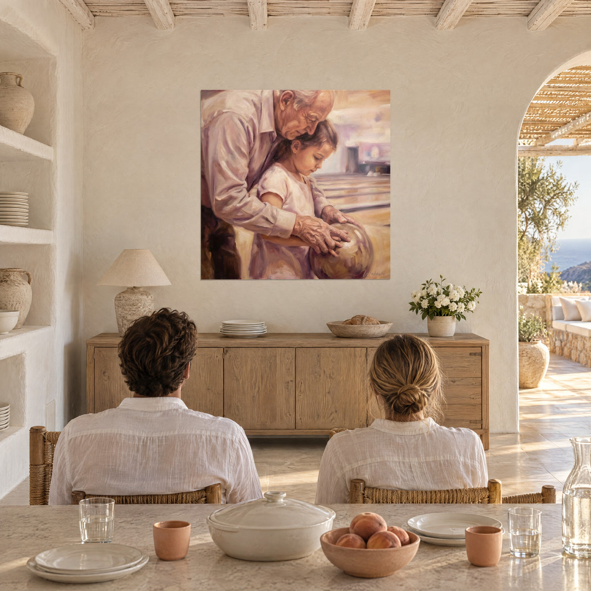Tableau vieil homme transmettant son geste à une petite fille, reflets crème et lilas, salle à manger voûtée, deux personnes de dos
